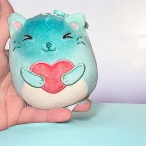 Sigrid (Heart)
the Blue Siamese Cat Valentine’s 2025 Plush Squishmallows